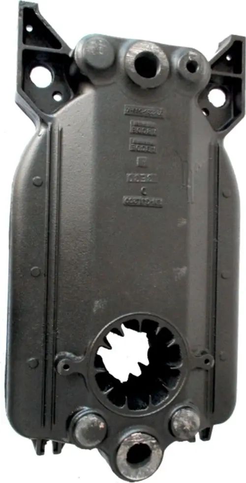 Gussglied von Wolf, montiert in der vertikalen Position, mit zahlreichen Anschlussöffnungen und strukturierten Oberflächen für technisches Equipment.